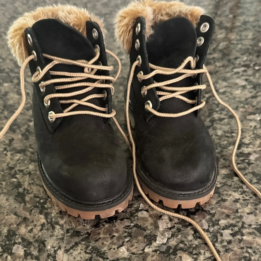 Timberland Black Boots with Tan Fur Trim EUC 10 toddler
